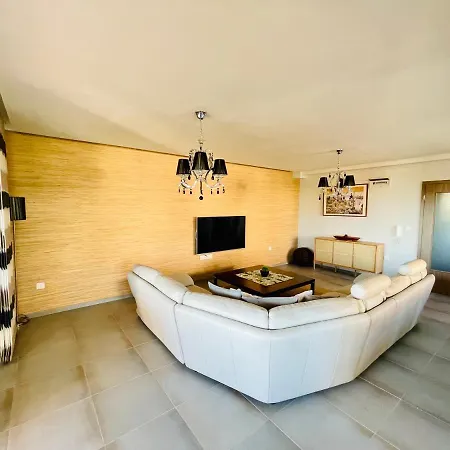 Luxury Incaraki ساني بيتش