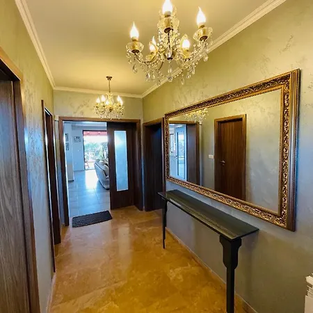 Luxury Incaraki ساني بيتش